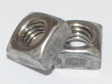 D557: 4kt.-Muttern - M8
