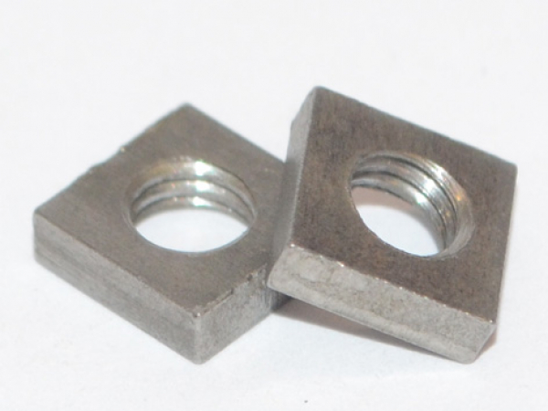 D562: 4ktmuttern, niedrige Form - M4