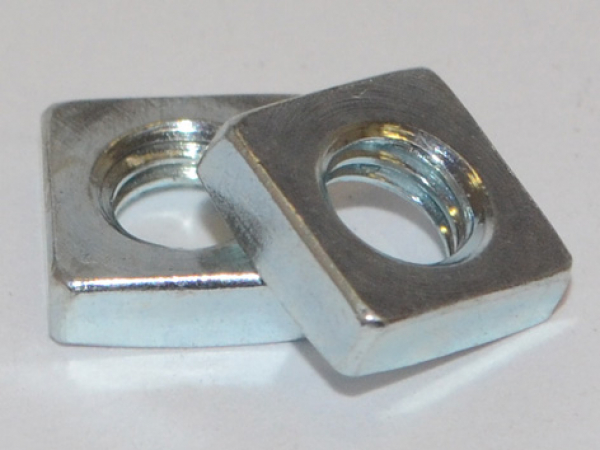 D562: 4ktmuttern, niedrige Form - M8